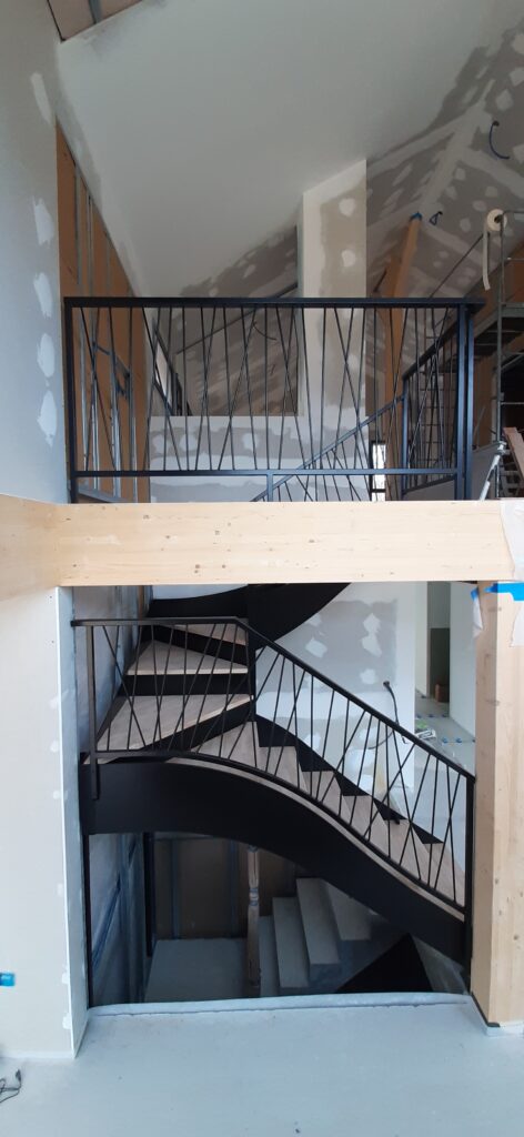escalier limons latéraux acier hevea