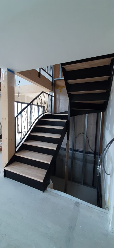escalier limons latéraux acier hevea